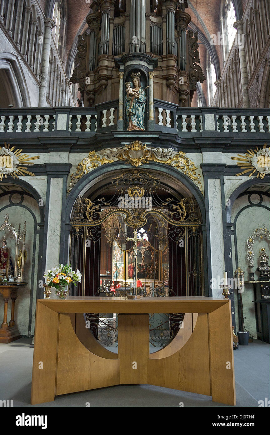 All'interno di Bruges' Onze Lieve Vrouwekerk (Chiesa di Nostra Signora) Foto Stock