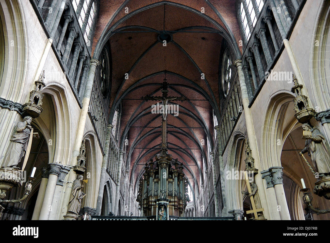 All'interno di Bruges' Onze Lieve Vrouwekerk (Chiesa di Nostra Signora) Bruges, Belgio, Europa Foto Stock