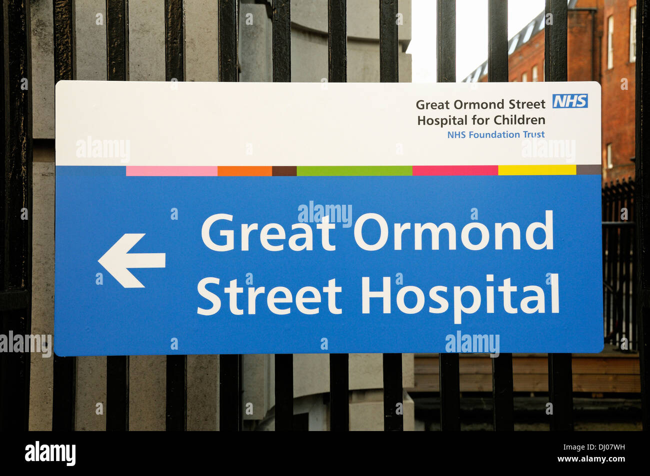Direzione segno al Great Ormond Street Hospital Bloomsbury Londra Enland REGNO UNITO Foto Stock