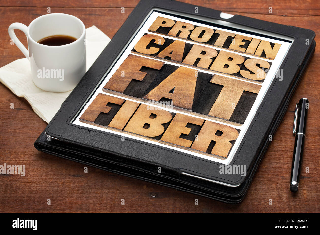 Proteine, carboidrati, grassi, fibre - componenti della dieta di cibo - word abstract in rilievografia tipo di legno su una tavoletta digitale Foto Stock