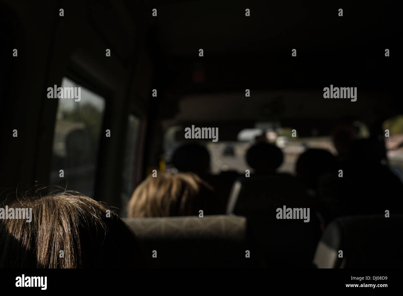 Sedi di sedie torna di teste ragazza ragazzo sedie per capelli Foto Stock