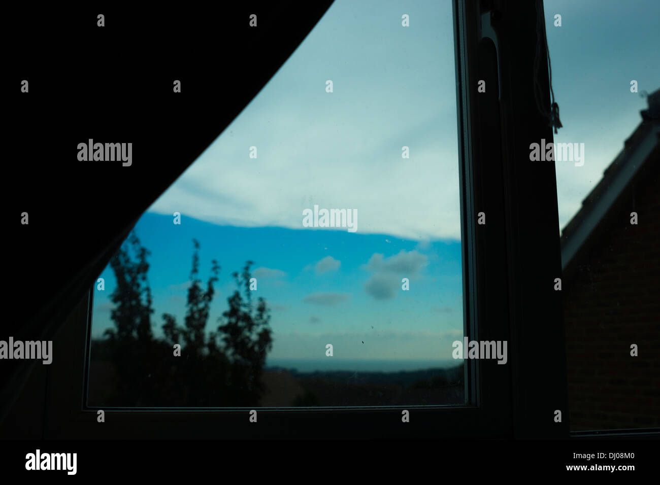 Acqua blu cielo soleggiato nuvole finestra ad albero casa mare Foto Stock