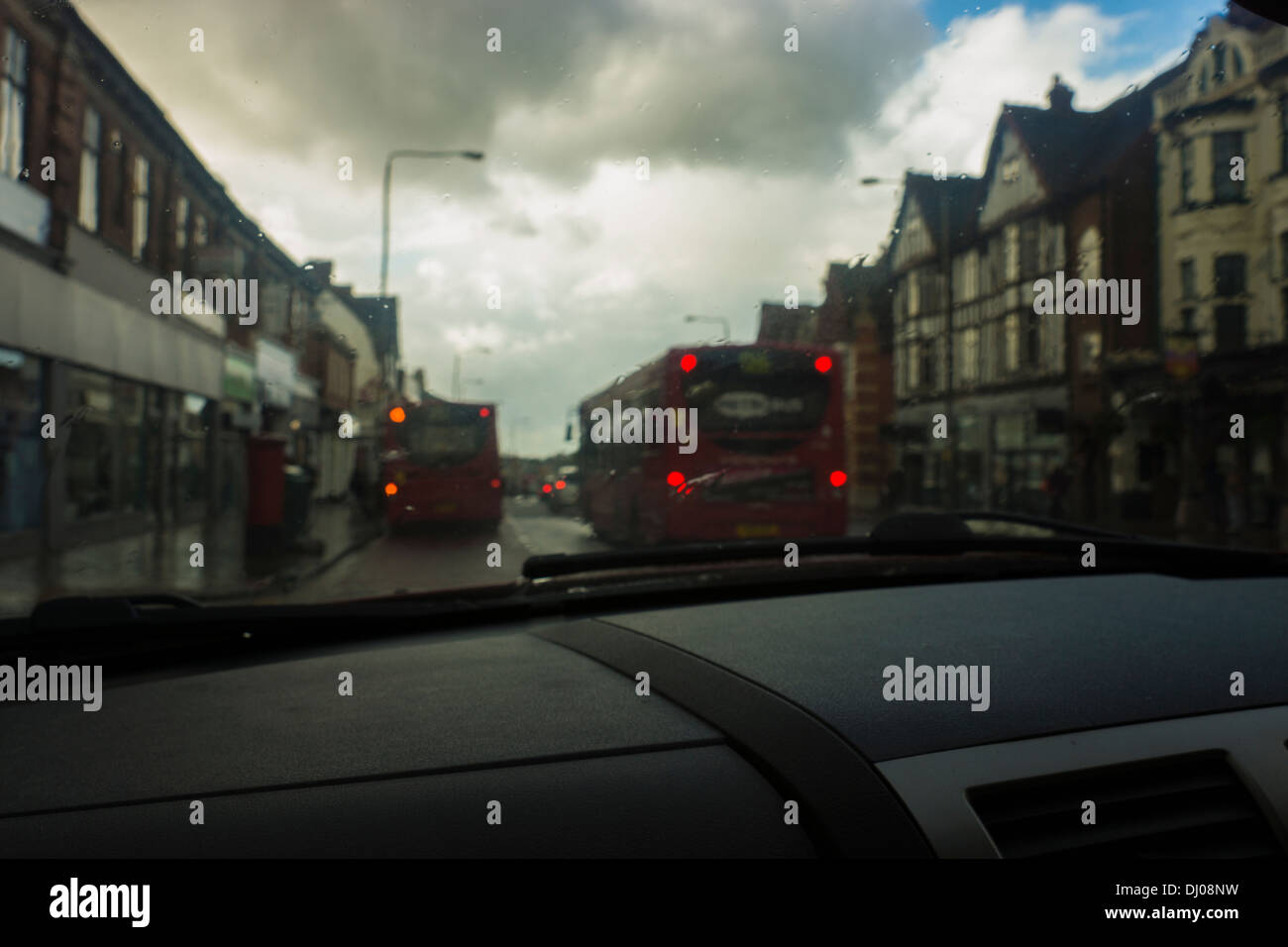 London bus interno finestra auto nuvole temporalesche pioggia Foto Stock