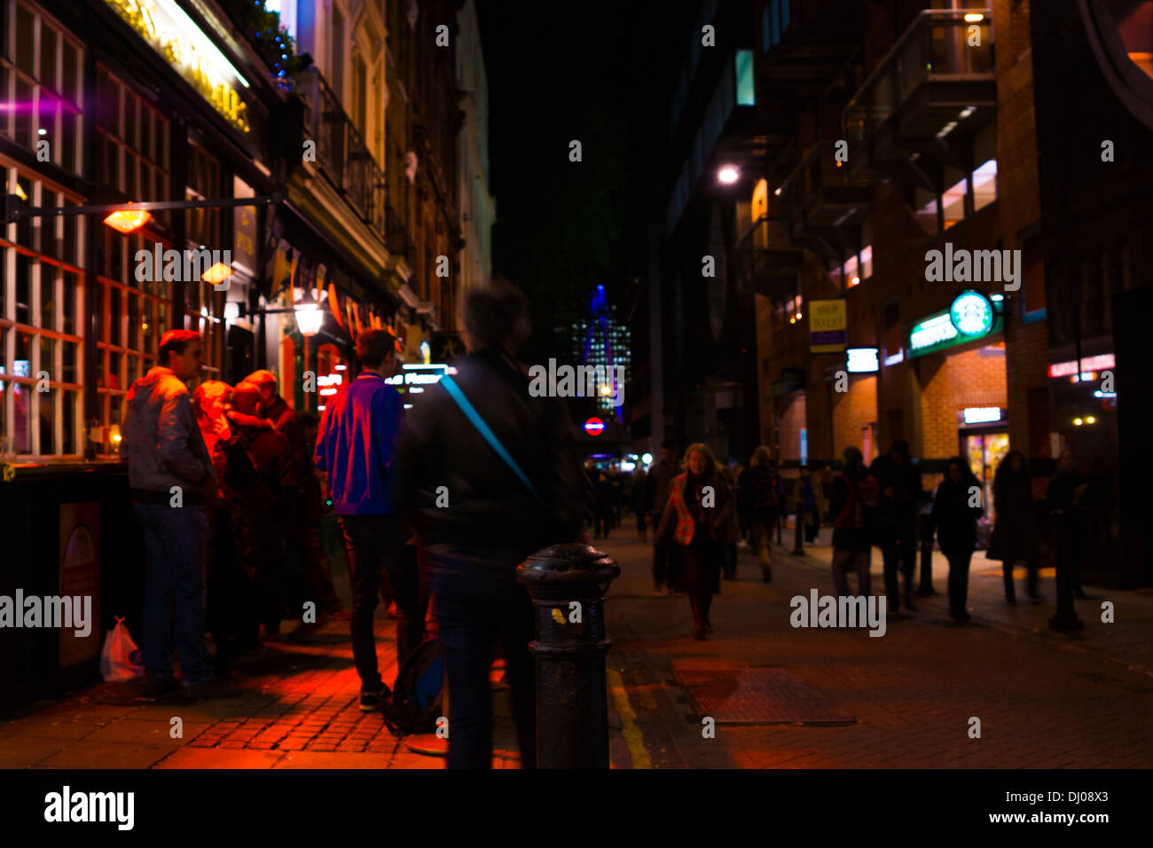Londra di notte le luci di occupato pub persone gruppi candelette Foto Stock