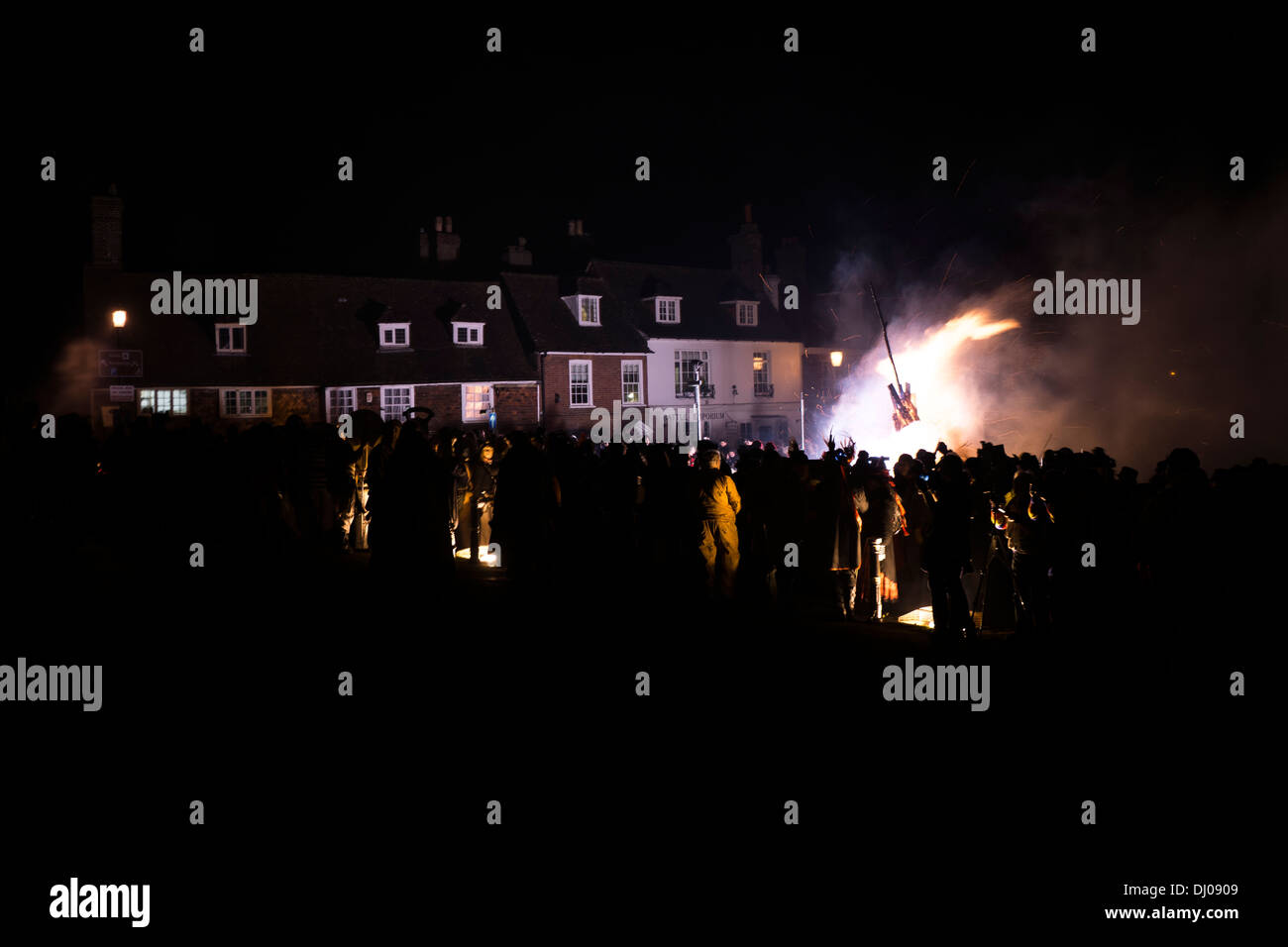 Battaglia falò gente radunarsi intorno al fuoco 1066 Foto Stock
