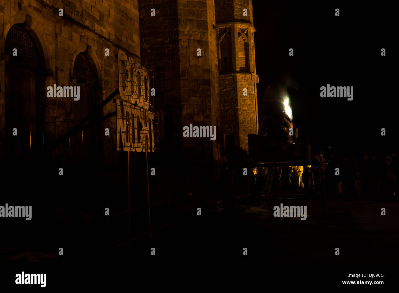 Buona notte segno castello testa di guerriero casco sul fuoco Foto Stock