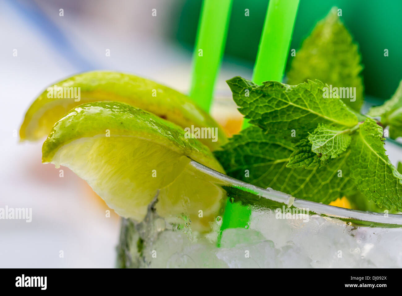 Bibita al limone con lemnon, menta e ghiaccio in vetro Foto Stock