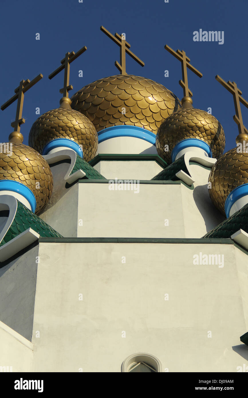 Cupole dorate di una chiesa Foto Stock
