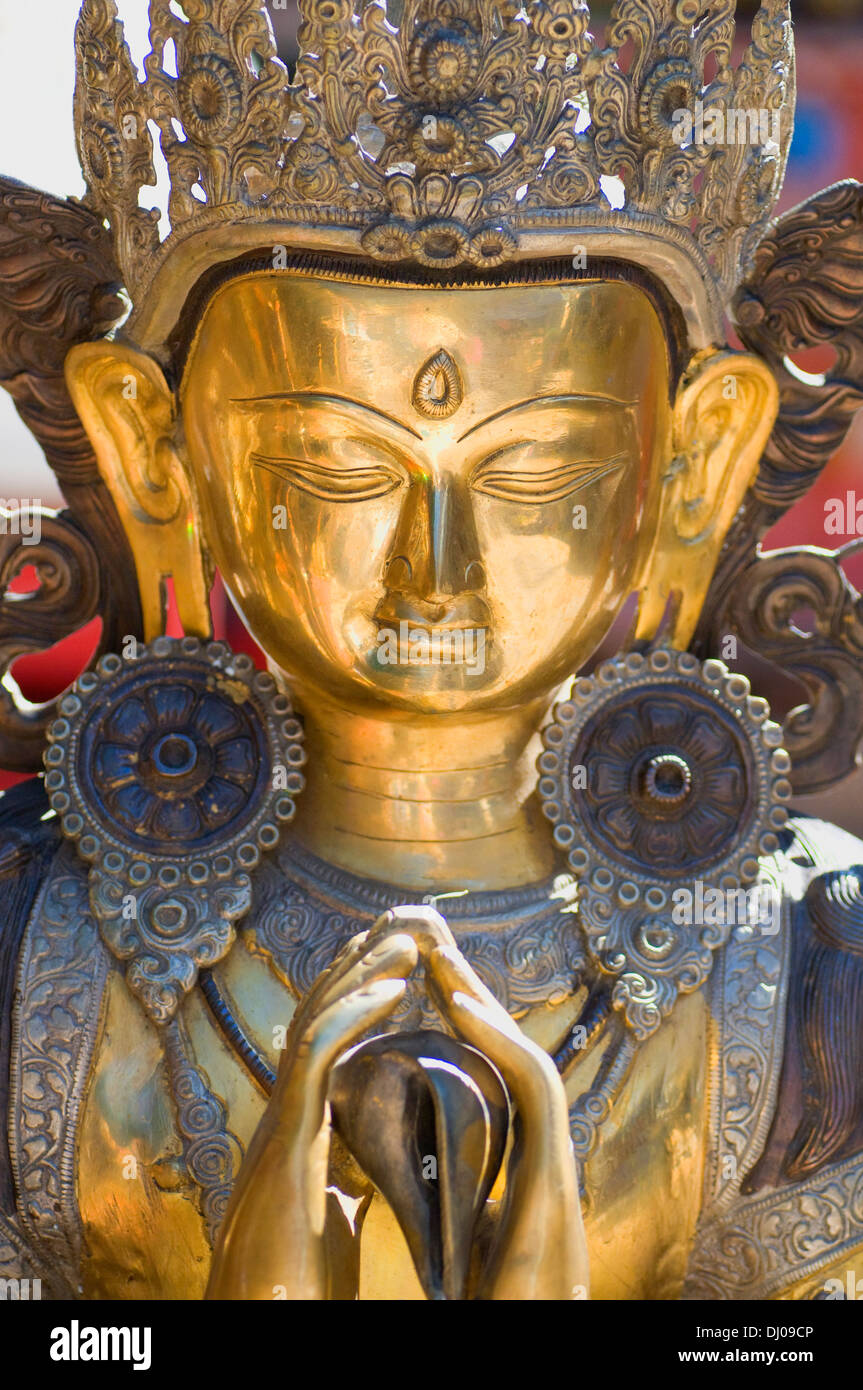 Buddista statua in bronzo di Manjushri corona di supporto e armi magici e talismani nel suo a 4 mani con serena viso raggiante Foto Stock