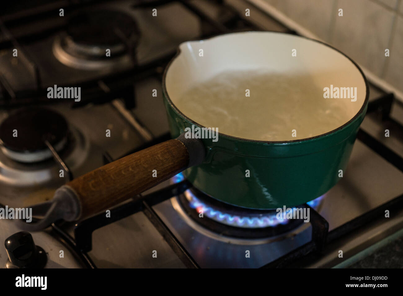Acqua bollente source pan fornello a gas per la cottura Foto Stock