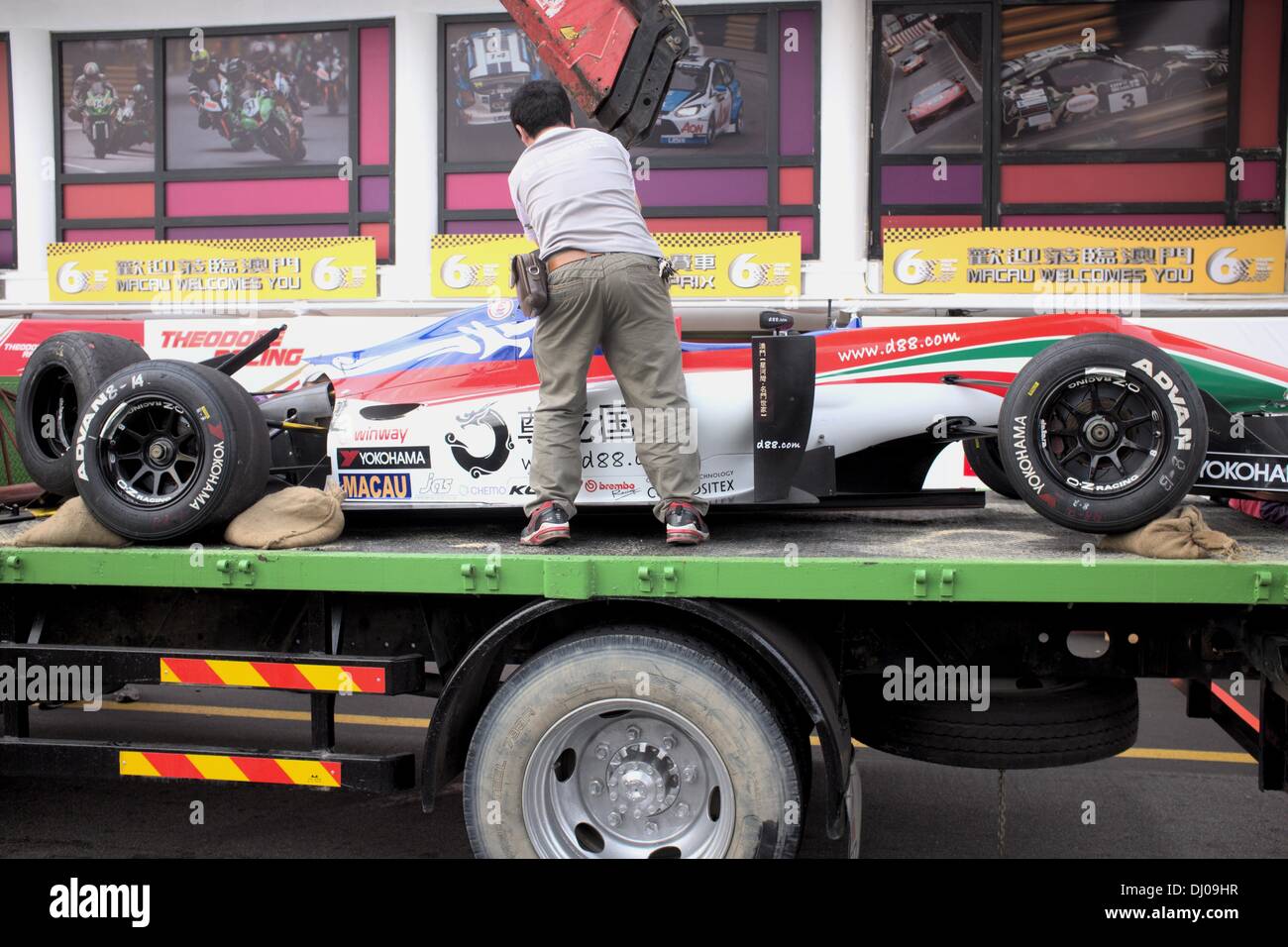 Auto danneggiato a Macau Grand Prix sul pianale Foto Stock