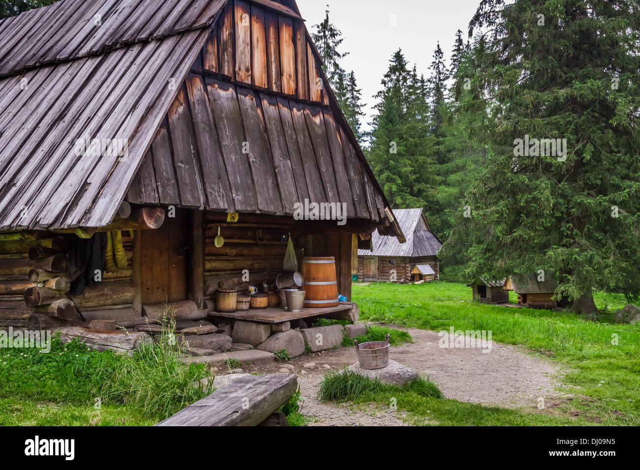 Affumicatoio di montagna nel villaggio Foto Stock