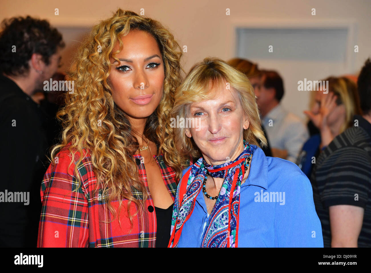 Londra REGNO UNITO 17 Nov 2013 : Leona Lewis e Inerid Newkirk la gente per il trattamento etico degli animali (PETA) UK - XX Anniversario celebrazione presso il re luogo a Londra. © Vedere Li/Alamy Live News Foto Stock