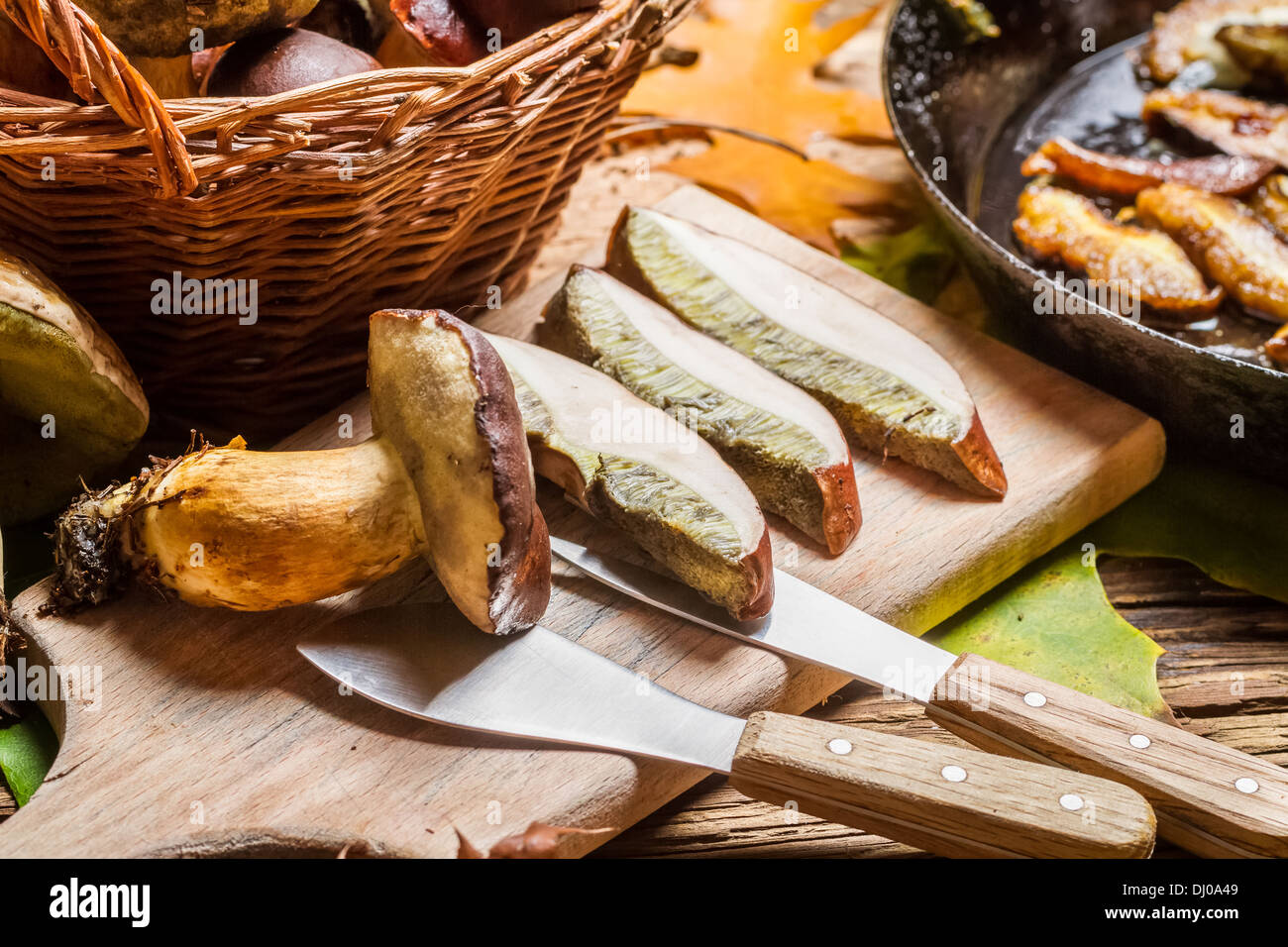 Nobile funghi di bosco direttamente dalla padella Foto Stock