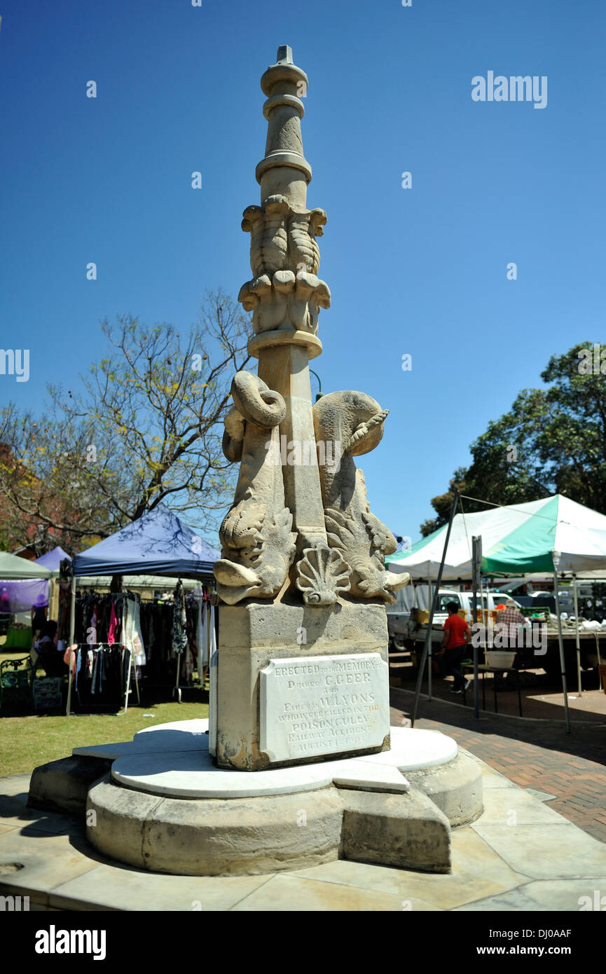 Monumento in memoria di due dei ferrovieri uccisi in Australia occidentale del primo grande incidente ferroviario a veleno canalone, nel 1904. Foto Stock