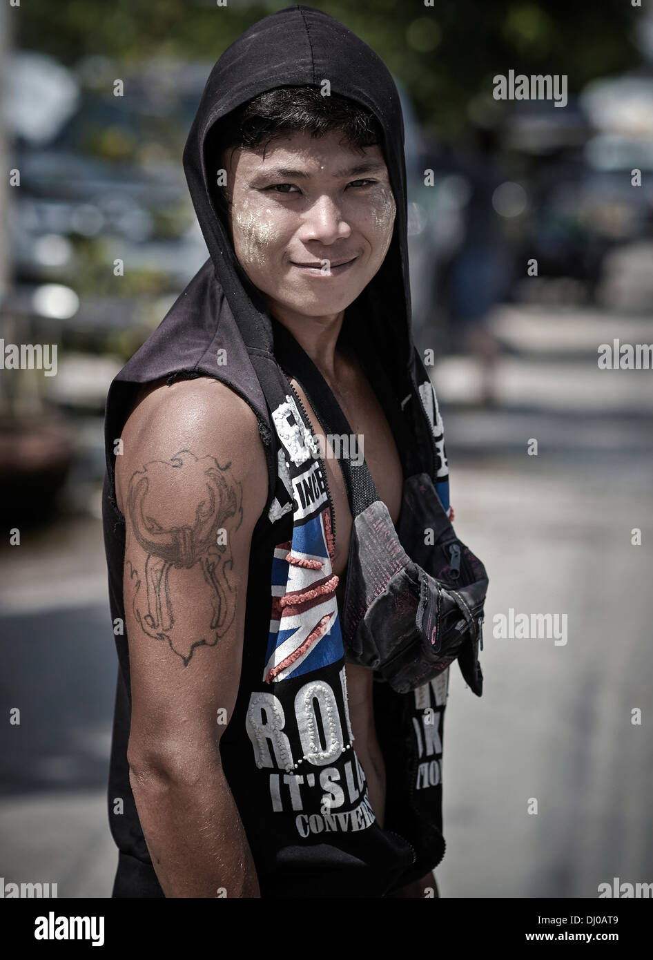 Ritratto di un maschio Thai indossare una felpa con cappuccio e sporting un braccio tatuaggio. Thailandia SUDEST ASIATICO Foto Stock