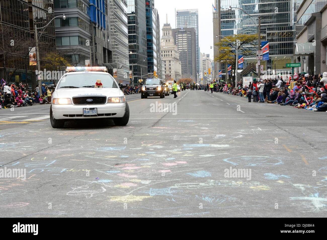 Toronto, Canada. 17 Nov 2013. Il Toronto servizi di polizia conduce la sfilata nella 109 a Toronto Santa Claus Parade. © EXImages/Alamy Live News Foto Stock
