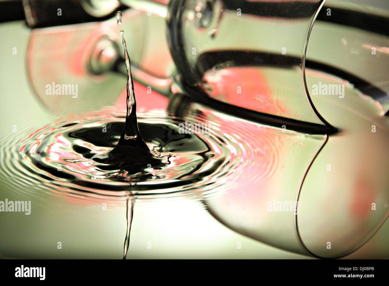 Ingrandimento di foto colorate di gocce di acqua una bella forma su sfondo di vetro. Foto Stock