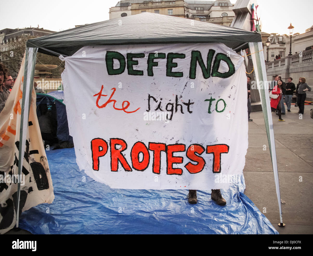 Difendere il diritto di occupazione di protesta a Londra in Trafalgar Square Foto Stock