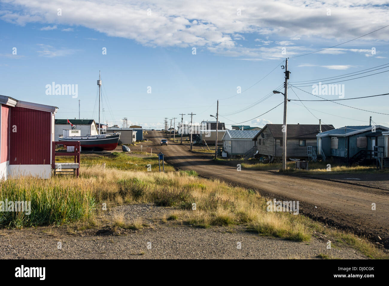 Una strada di ghiaia in Tuktoyaktuk, NWT Foto Stock