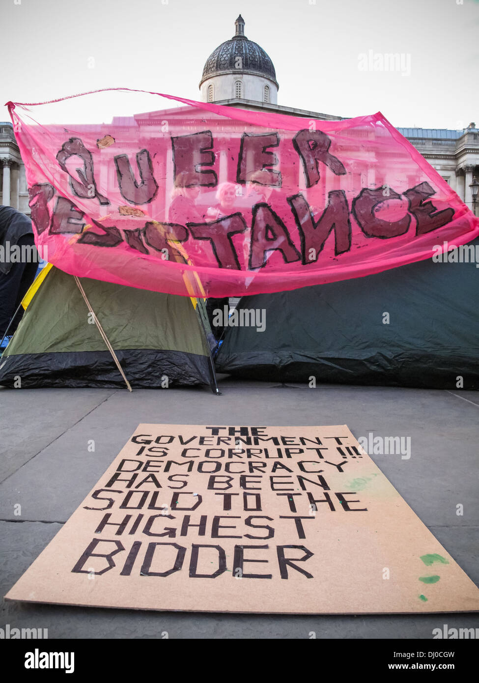 Difendere il diritto di occupazione di protesta a Londra in Trafalgar Square Foto Stock