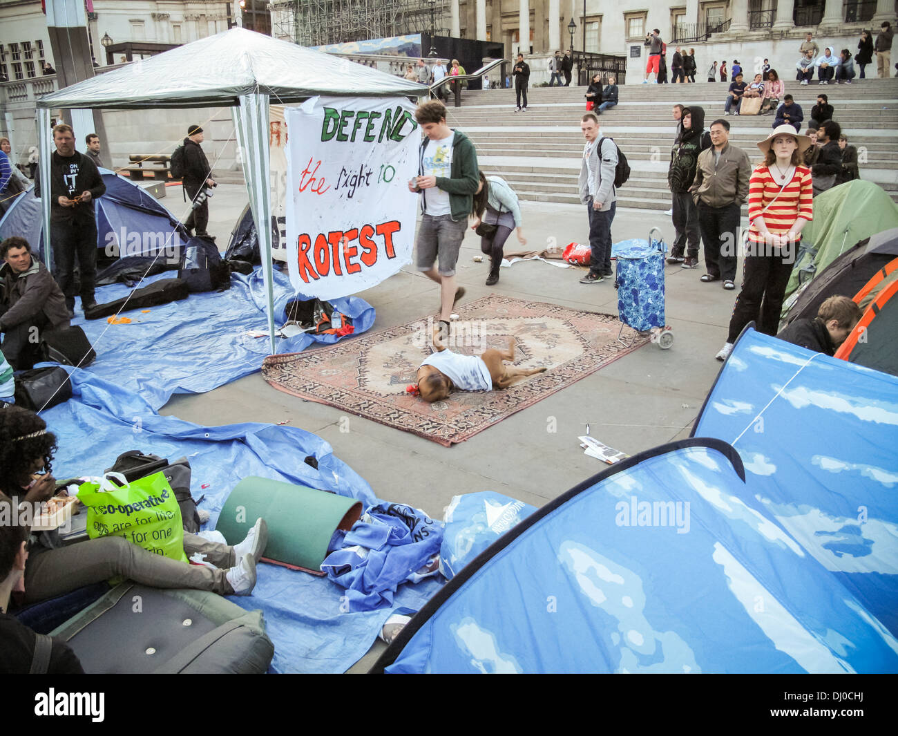 Difendere il diritto di occupazione di protesta a Londra in Trafalgar Square Foto Stock