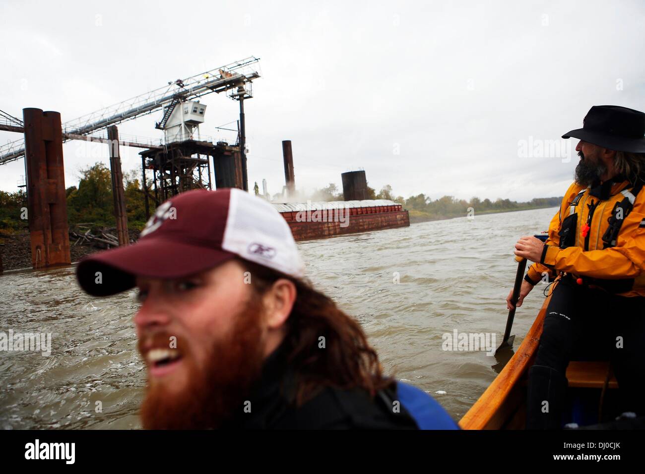 Memphis, Tennessee, Stati Uniti d'America. 6 Nov, 2013. 11/06/13 - Chris Staudinger, una guida con Quapaw Società di canoa, a sinistra e a Giovanni Ruskey, fondatore della canoa Quapaw azienda, giusto, paddle passato una chiatta essendo caricato con grano vicino la riva occidentale del Mississippi durante cinque giorni di viaggio downriver. Il viaggio è stato il fiume Gator partenza inaugurale a Tamm's Landing in Lauderdale County, Tennessee e finito intorno 81 miglia dopo al Mudd isola. Fiume Gator è un paddler guida per il basso Mississippi scritto da John Ruskey che descrive il 1100 mile trail di acqua tra San Luigi al Golfo o Foto Stock