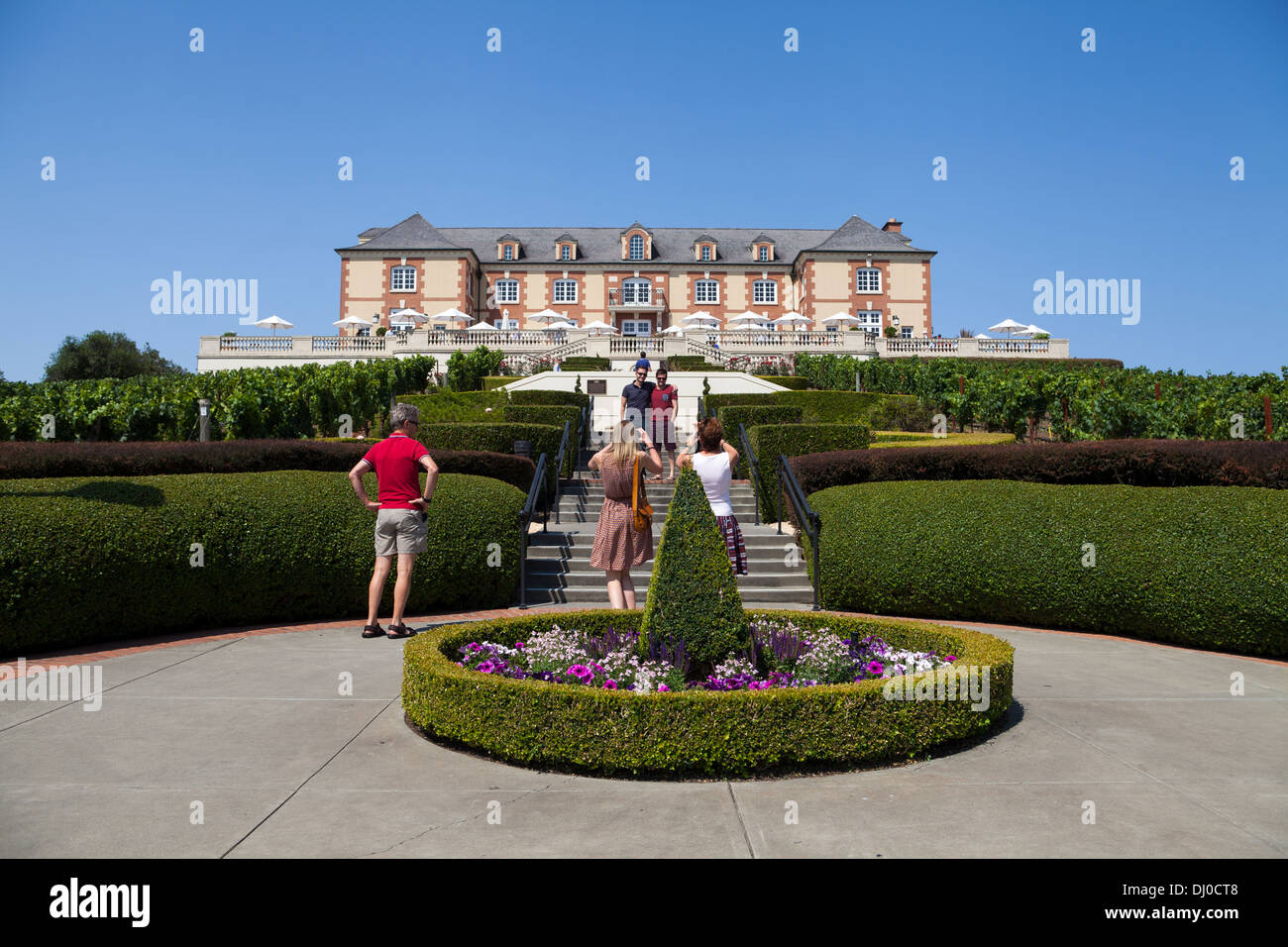 I turisti fotografare davanti al Domaine Carneros Winery, Napa, California, USA. Foto Stock