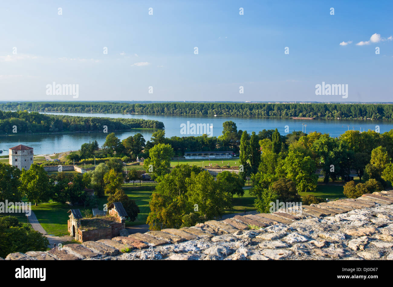 Vista dalla fortezza di Kalemegdan alla confluenza tra il Danubio e la Sava, Belgrado Foto Stock