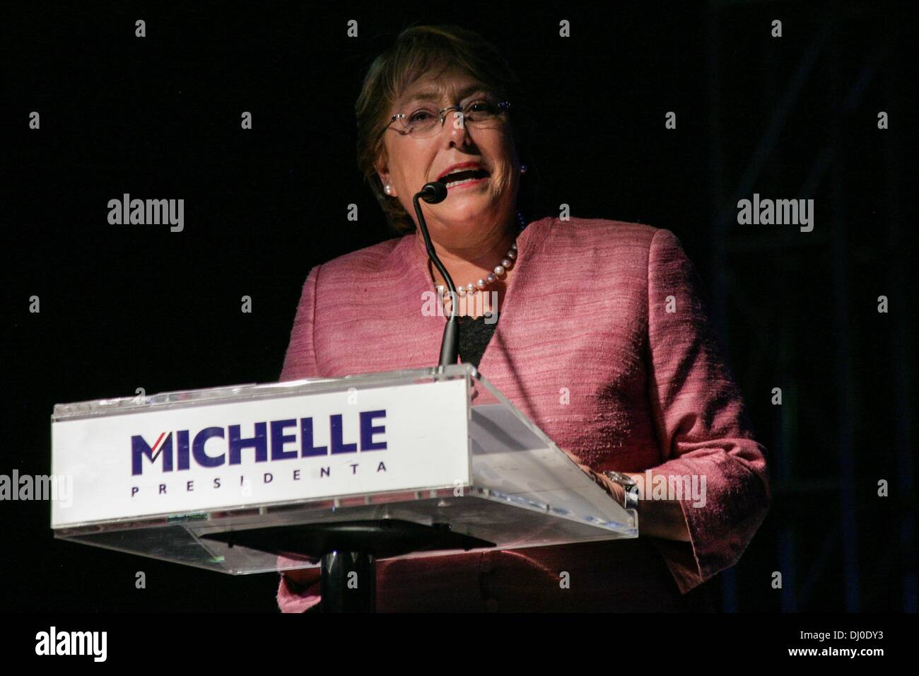 Santiago del Cile, Cile. 17 Nov, 2013. Elezioni cilene: centinaia di celebrare il trionfo di Michelle Bachelet la coalizione di Nueva Sindaco presso l'hotel San Francisco nel centro di Santiago. Bachelet riceve il 47 per cento di voti ma cade a corto di 50 percento necessaria per evitare un ballottaggio con il candidato conservatore Evelyn Matthei, che si terrà il 15 dicembre 2013. Foto: David von Blohn/NurPhoto © David Von Blohn/NurPhoto/ZUMAPRESS.com/Alamy Live News Foto Stock