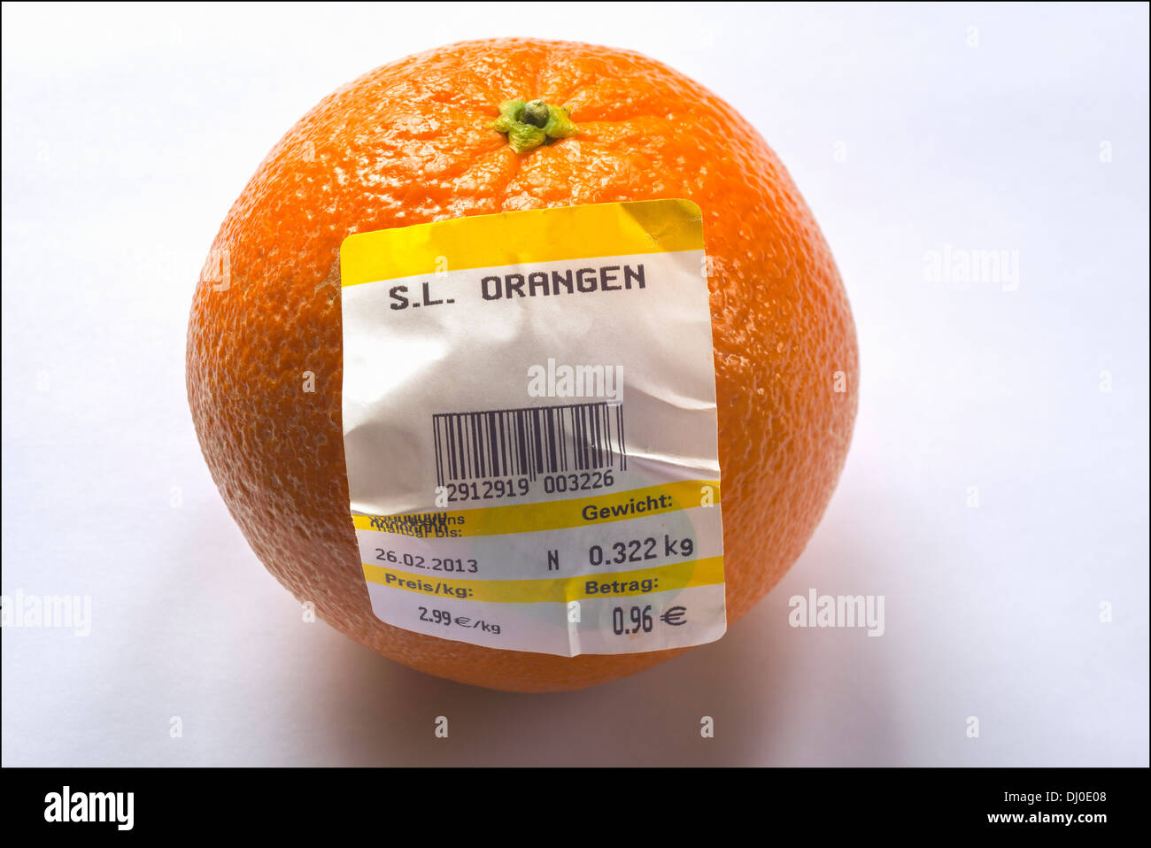 Uno arancione con il tedesco etichetta con un codice a barre che mostra di peso e di prezzo in Euro Foto Stock