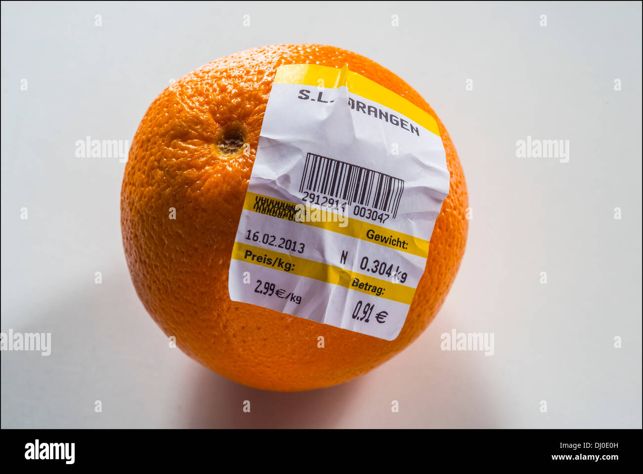 Uno arancione con il tedesco etichetta con un codice a barre che mostra di peso e di prezzo in Euro Foto Stock