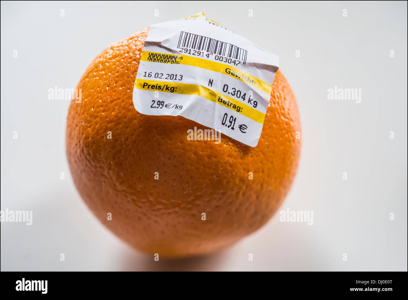 Uno arancione con il tedesco etichetta con un codice a barre che mostra di peso e di prezzo in Euro Foto Stock