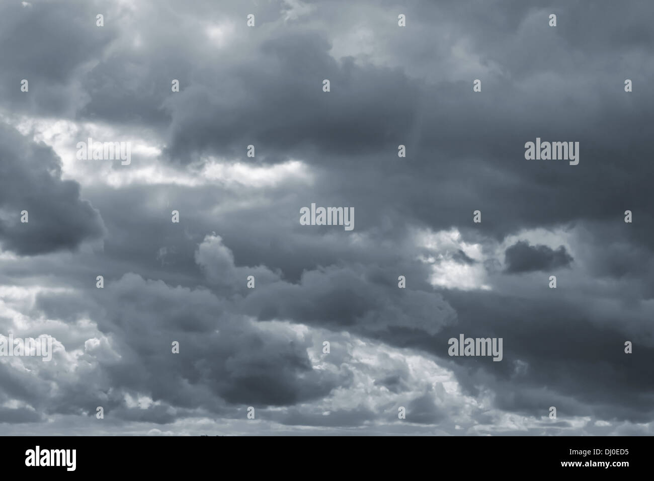 Drammatico cielo tempestoso con nuvole grigio Foto Stock