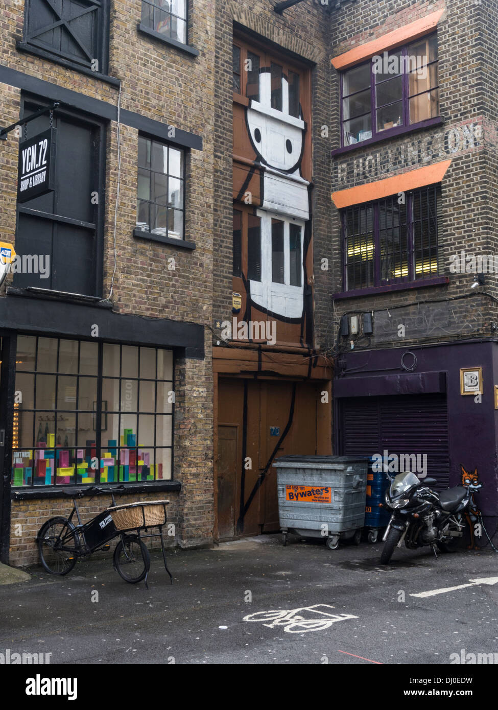 Arte di strada dall'artista Stik sul lato di un edificio in Rivington Street nella zona est di Londra Foto Stock