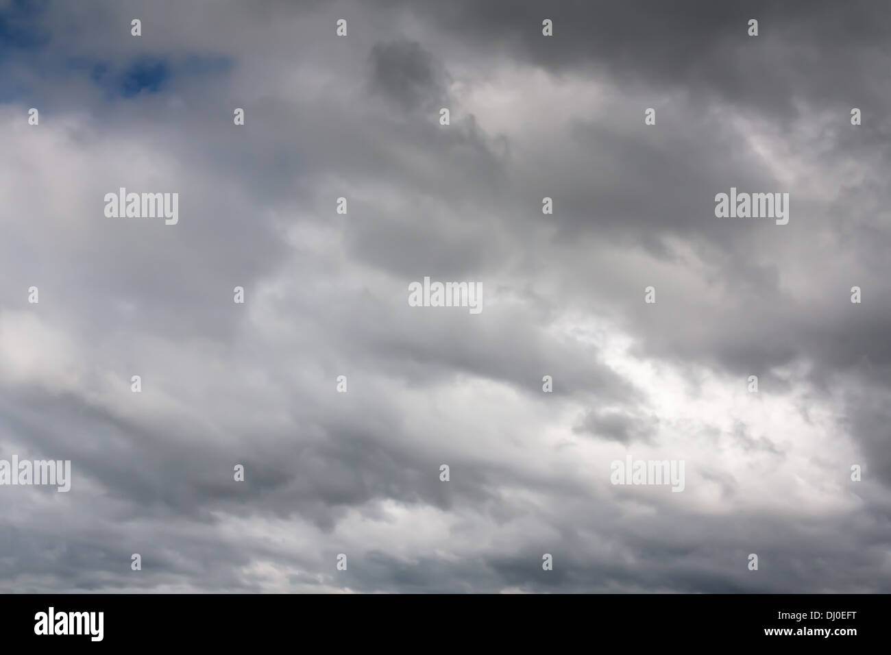 Drammatico cielo tempestoso con nuvole grigio Foto Stock