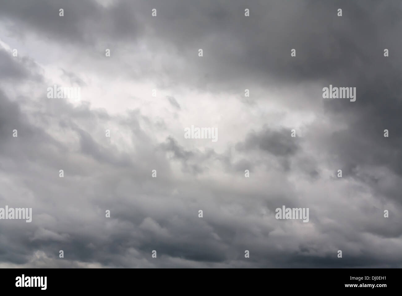 Cielo tempestoso con nuvole grigio Foto Stock