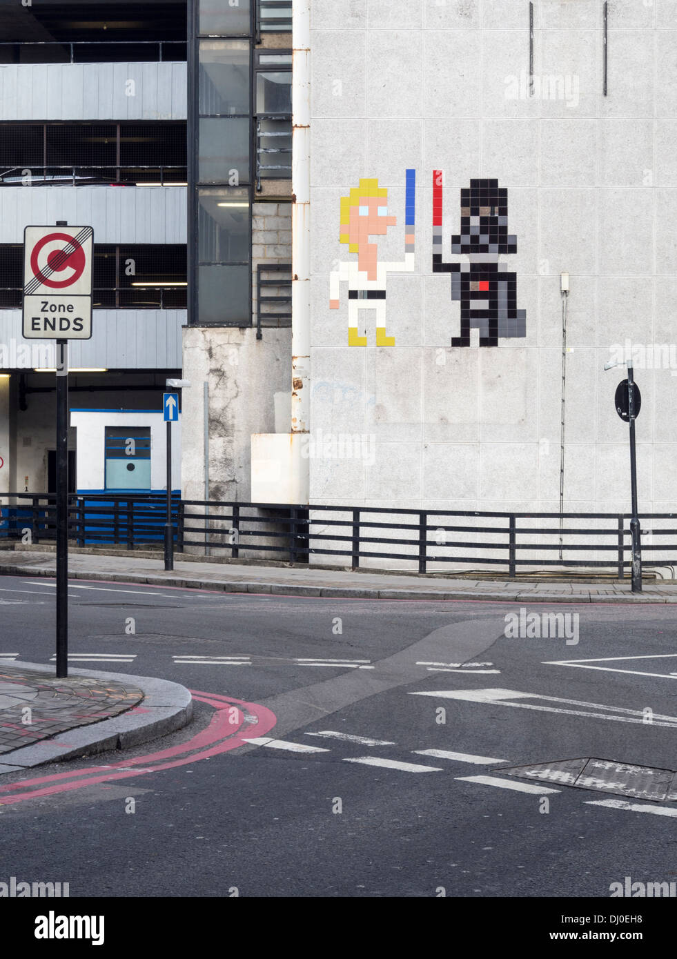 Star Wars themed la street art utilizzando tessere mosaico dell'artista invasore a Londra Foto Stock