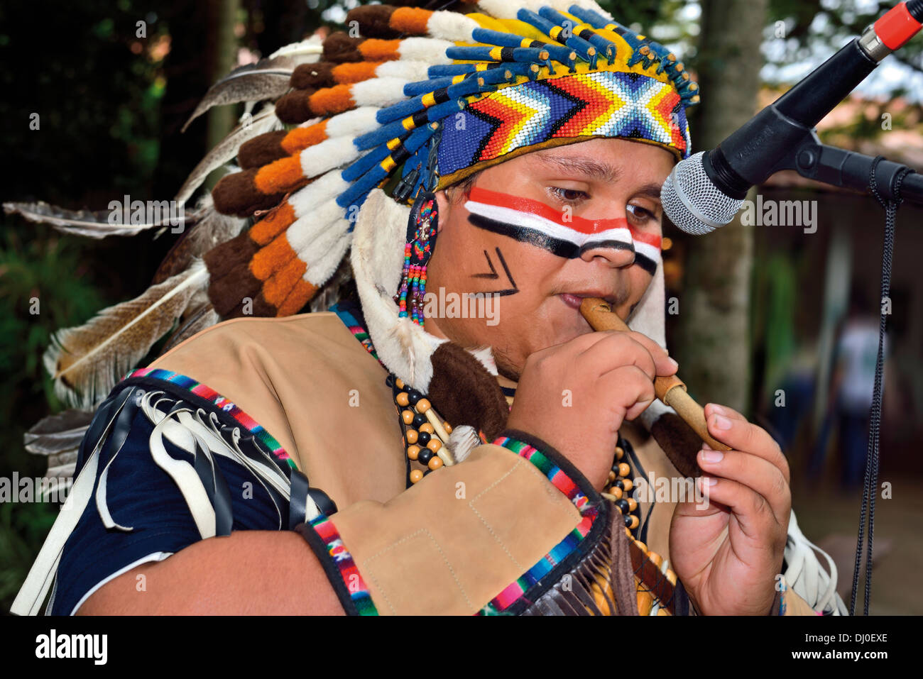Il Brasile, Iguassu Parco Nazionale: Hugo Jr giocando la musica tradizionale in indio outfit Foto Stock