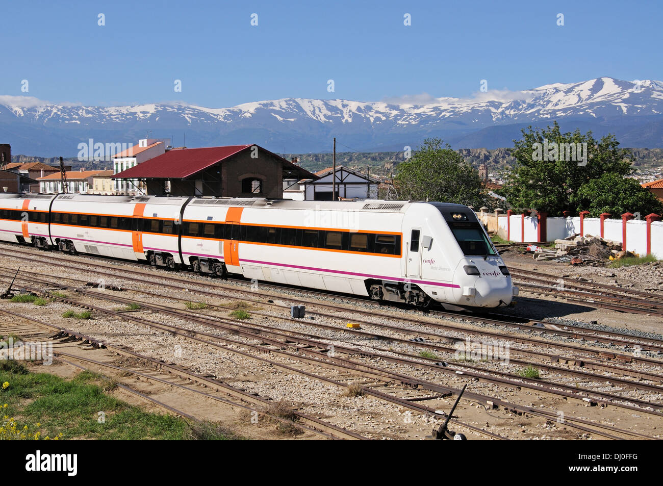 Renfe S-598 distanza media treno in partenza dalla stazione, Guadix, provincia di Granada, Andalusia, Spagna, Europa occidentale. Foto Stock