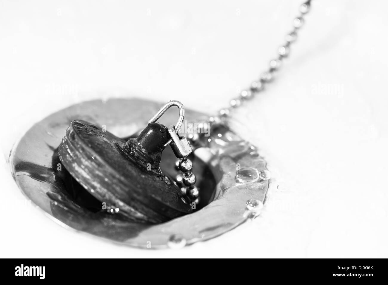 Il lavabo e il tappo, orizzonte immagine in bianco e nero Foto Stock