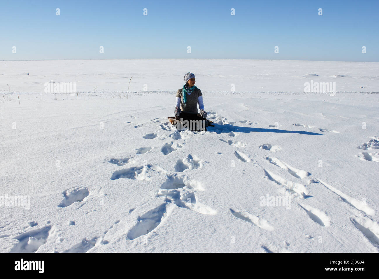 Donna 'lotus pongono' inter yoga outdoor neve bianca orizzontale blu giornata soleggiata orizzonte 'copia dello spazio" Foto Stock