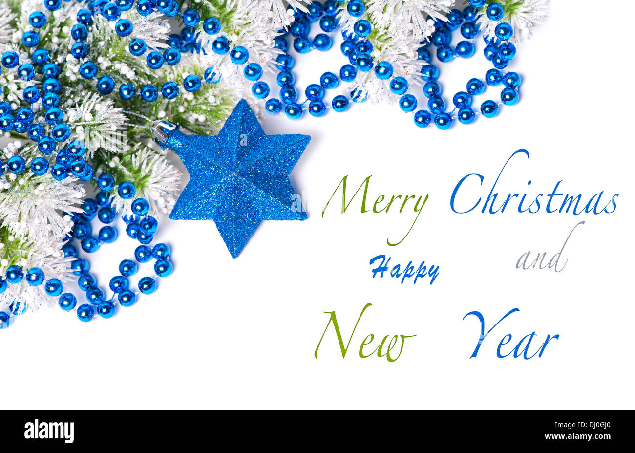 Blu decorazioni di Natale sulla neve ramo di pino con un testo di esempio Foto Stock