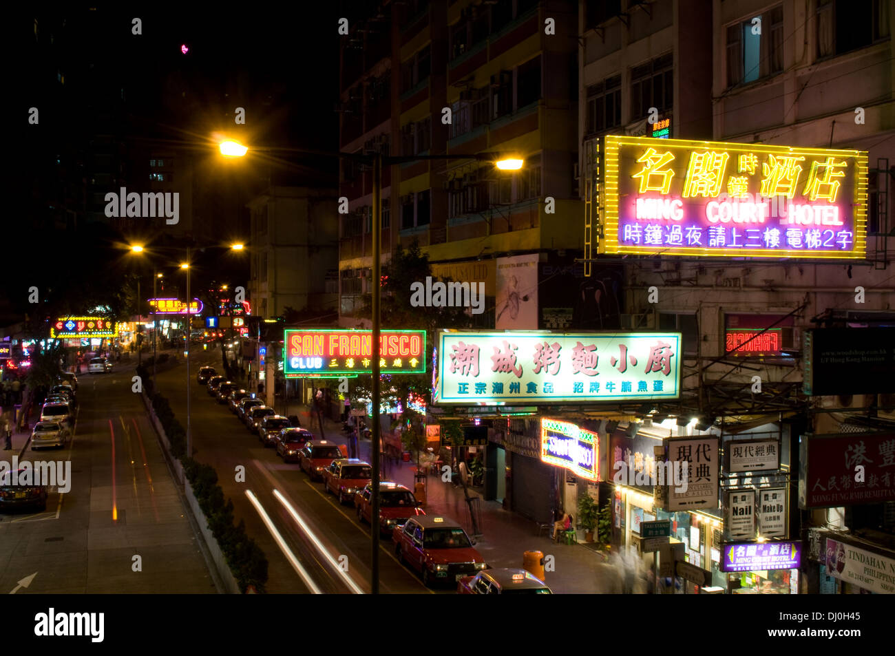Una linea di taxi attendere per i clienti al di fuori del club e alberghi in Lockhart Road, Wan Chai District dell'Isola di Hong Kong di notte Foto Stock