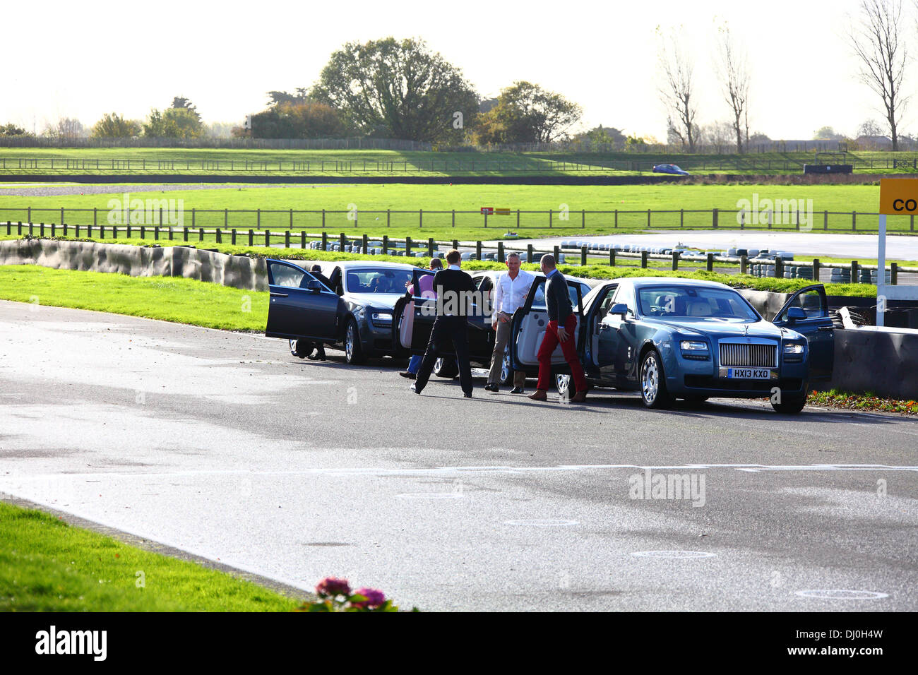 Rolls Royce automobili su di una pista giorno a Goodwood Motor Racing circuito vicino Chichester. Compresa la formazione dei conducenti e la sicurezza delle competenze. Foto Stock