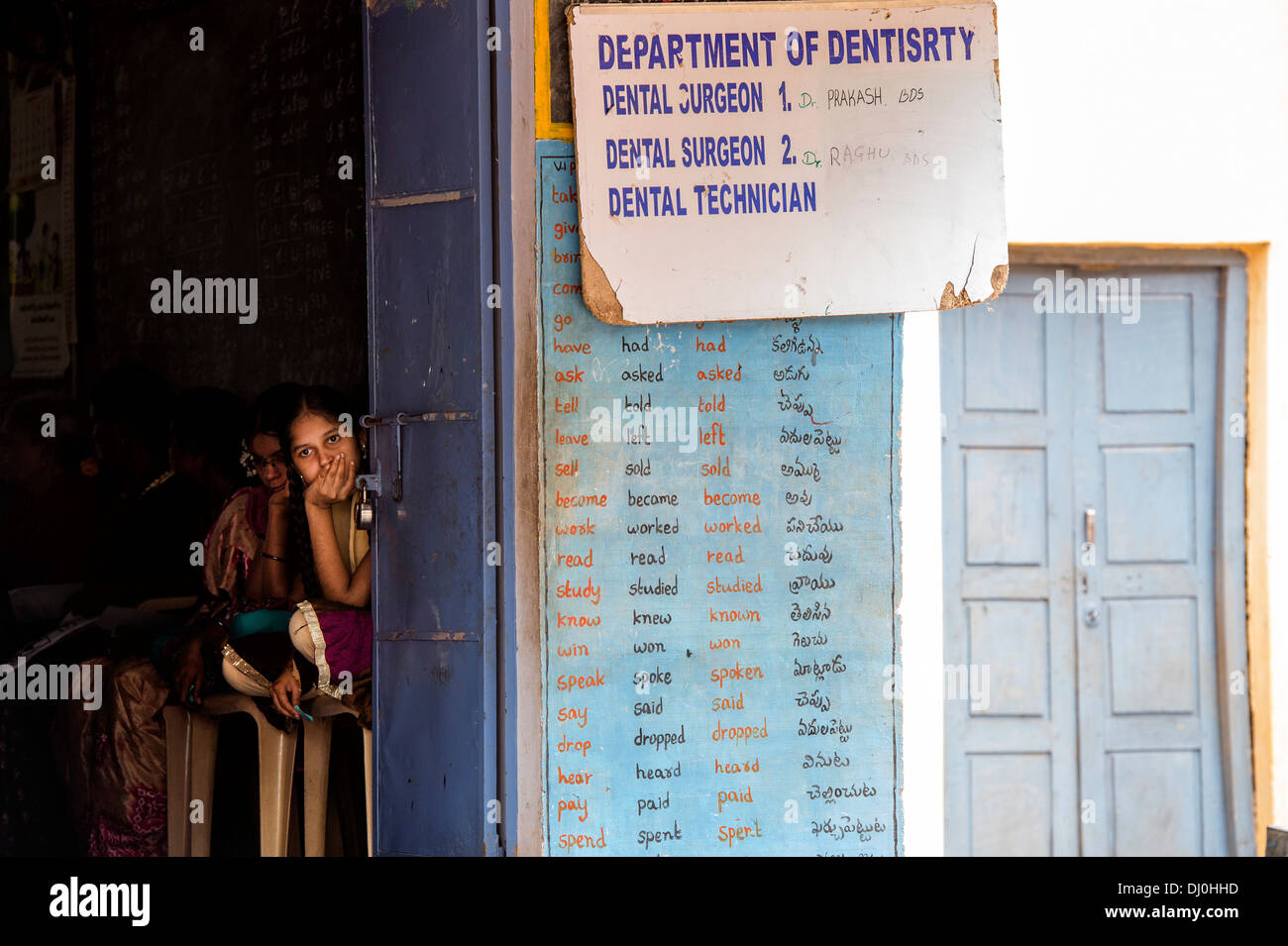 Ragazza indiana in attesa presso Sri Sathya Sai Baba mobile ospedale outreach dentista clinica in una scuola del paese. Andhra Pradesh, India Foto Stock