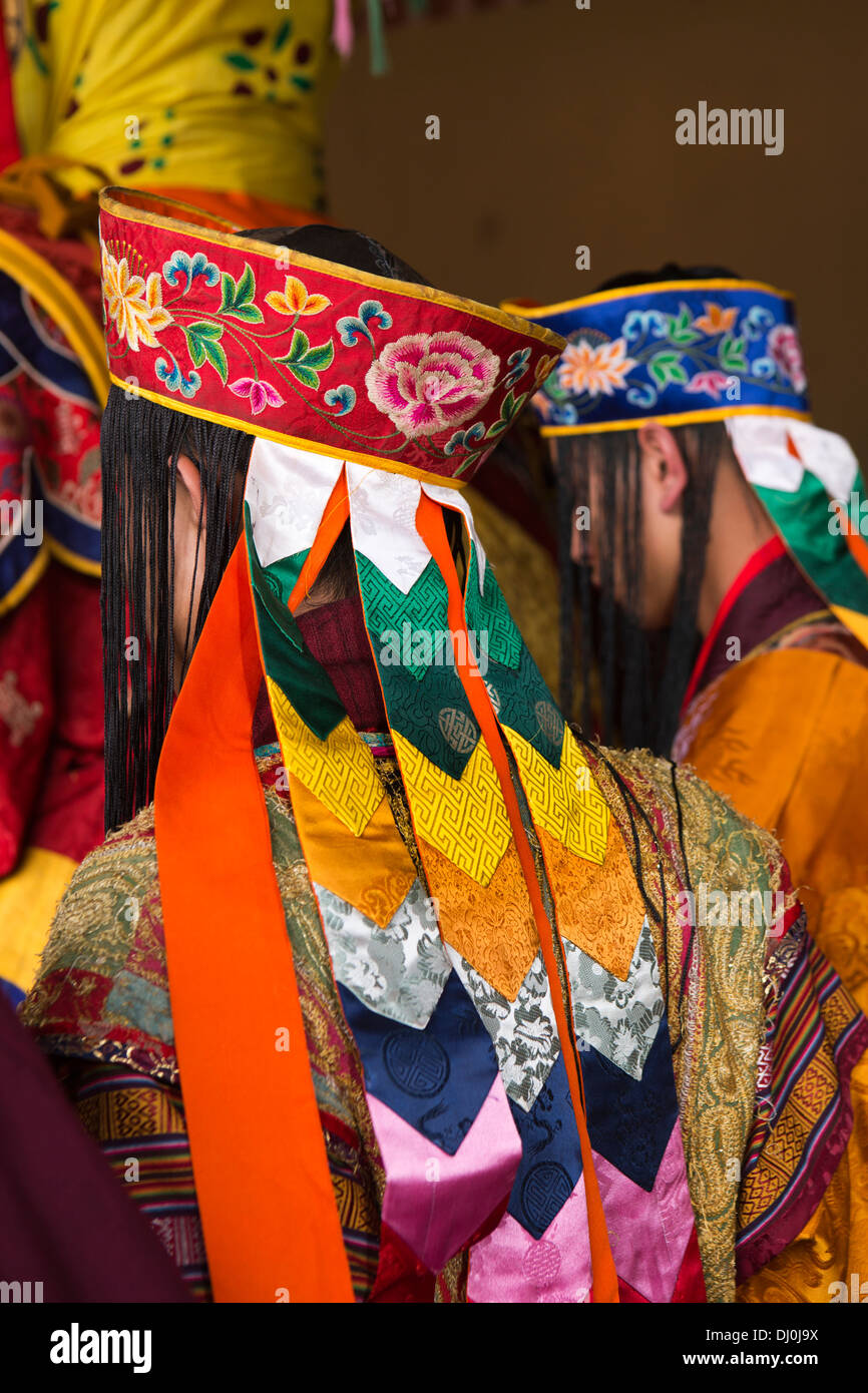 Il Bhutan, Thimpu Dzong, Tsechu annuale, monaco musicista in un colorato costume ricamato Foto Stock
