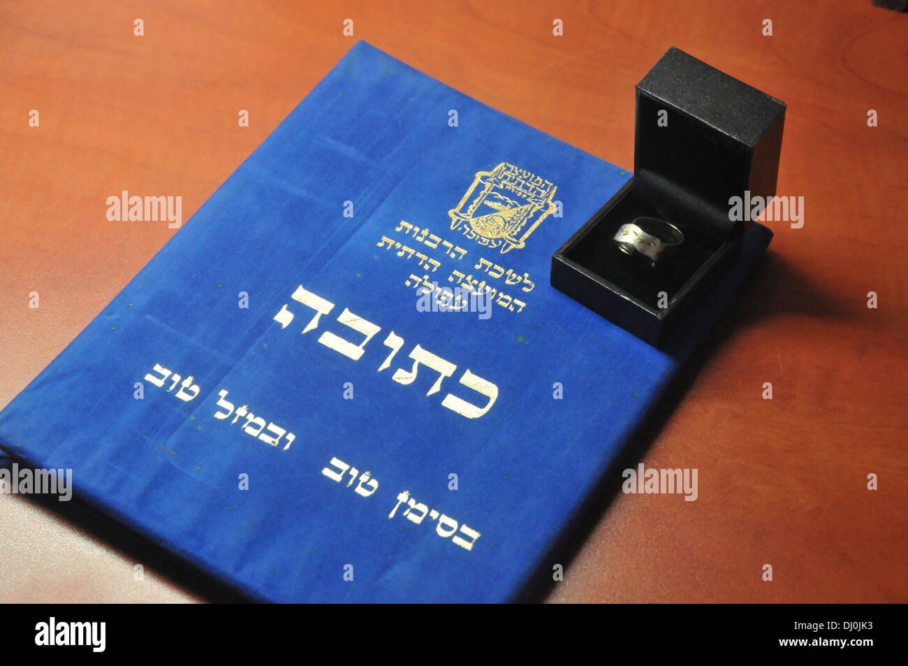 Ketubah. Un tipo speciale di ebrei accordo prematrimoniali. Essa è considerata parte integrante di un tradizionale matrimonio ebraico, Foto Stock
