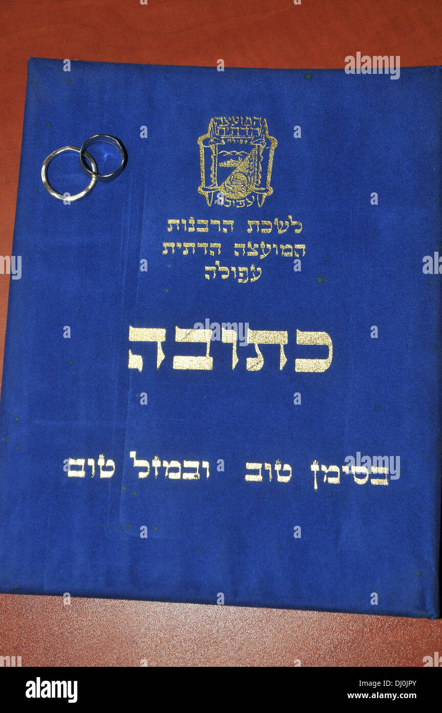 Ketubah. Un tipo speciale di ebrei accordo prematrimoniali. Essa è considerata parte integrante di un tradizionale matrimonio ebraico, Foto Stock