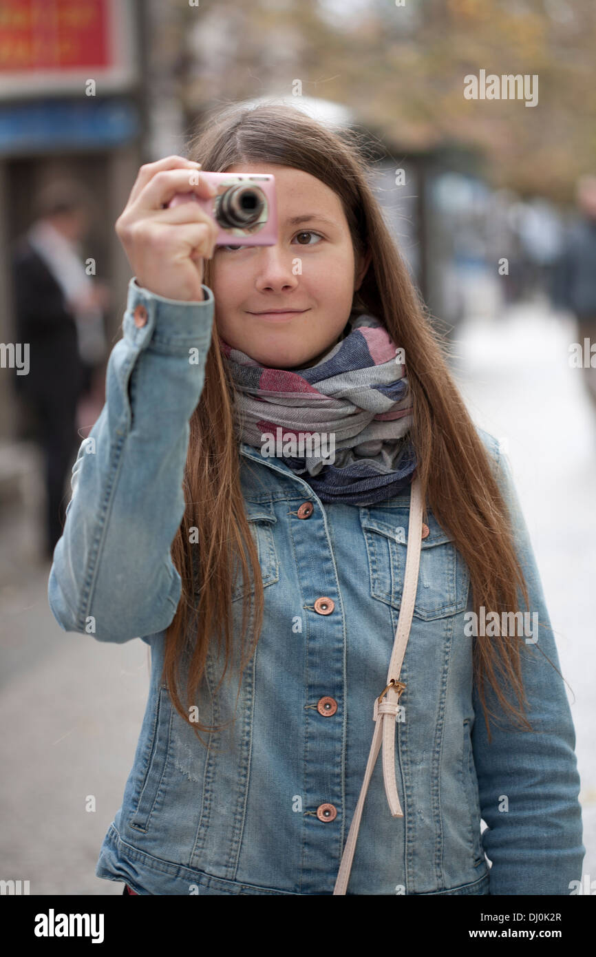 Ragazza giovane di scattare le foto nelle strade di Praga. Foto Stock